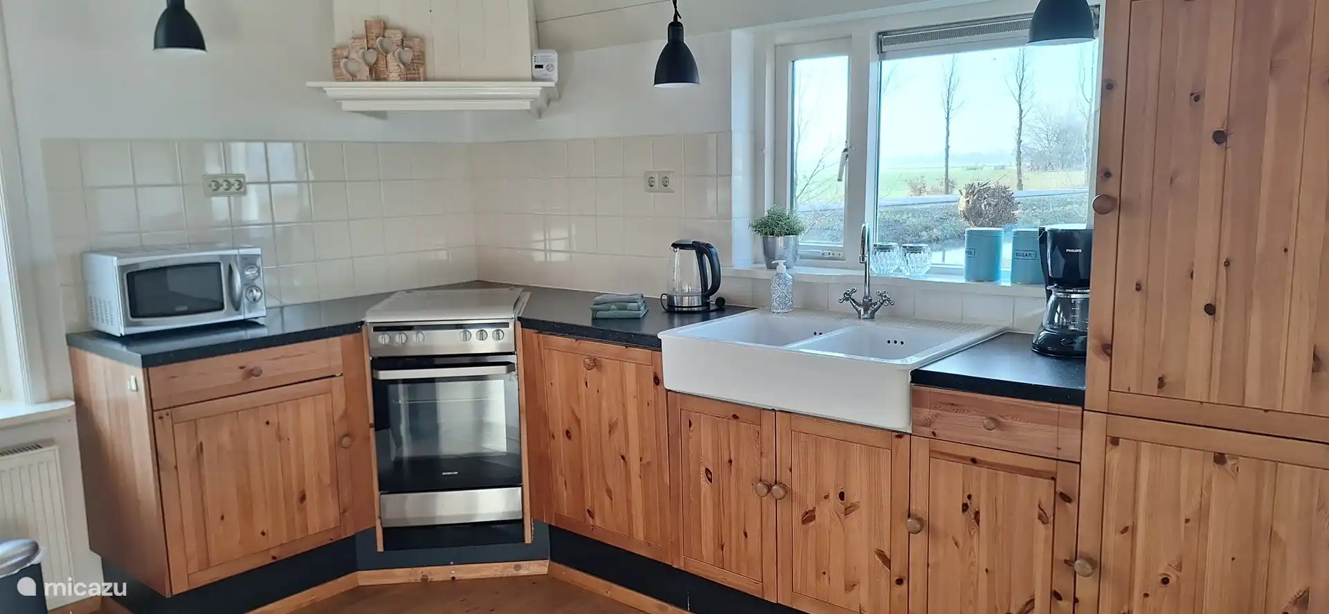 Küche mit Geschirrspüler, Backofen, Kühl-/Gefrierkombination