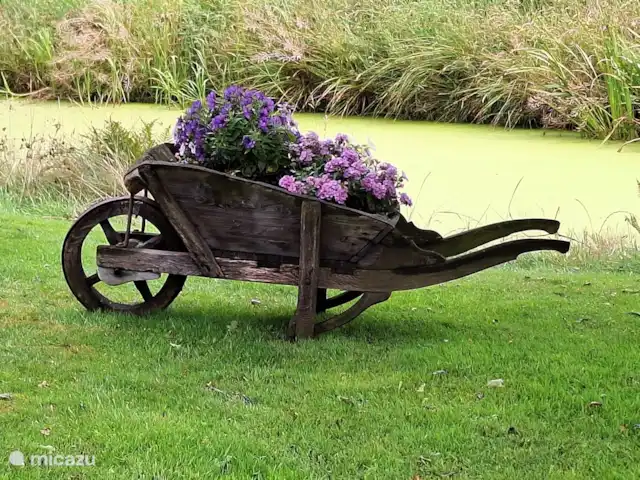 boerderij huren in Nederland, Friesland, Gersloot – Boerengeluk ouderwetse kruiwagen