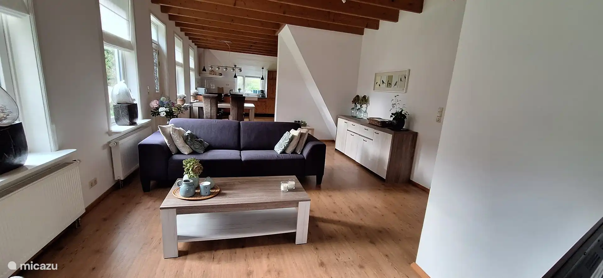 Geräumiges Wohnzimmer