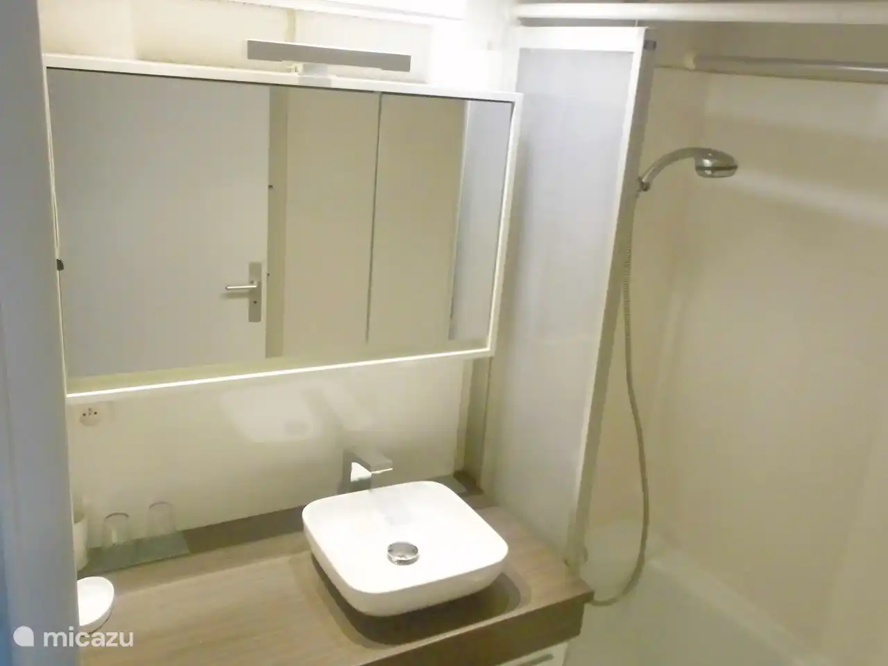 bathroom with shower / washing machine