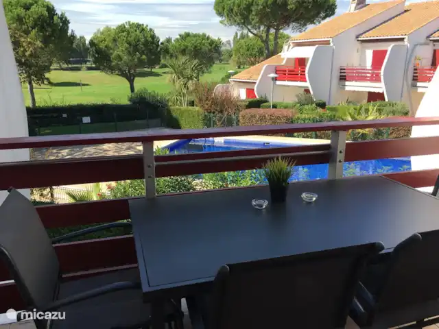 Appartement de vacances Green Village | France, Hérault, La Grande-Motte - appartement vue de la terrasse sur la piscine et le golf
