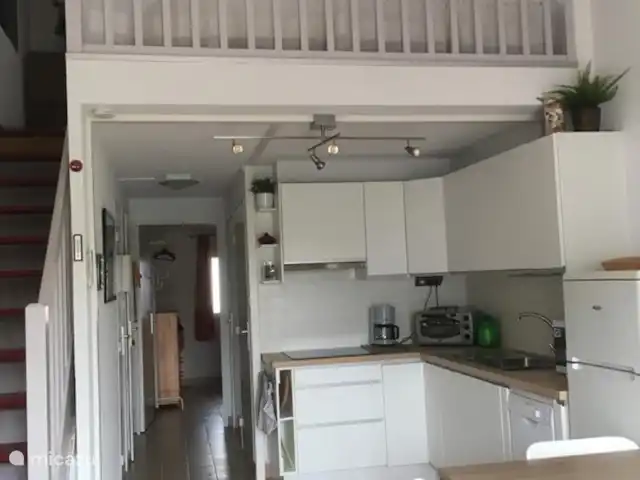 Appartement de vacances Green Village | France, Hérault, La Grande-Motte - appartement cuisine avec mezzanine au dessus