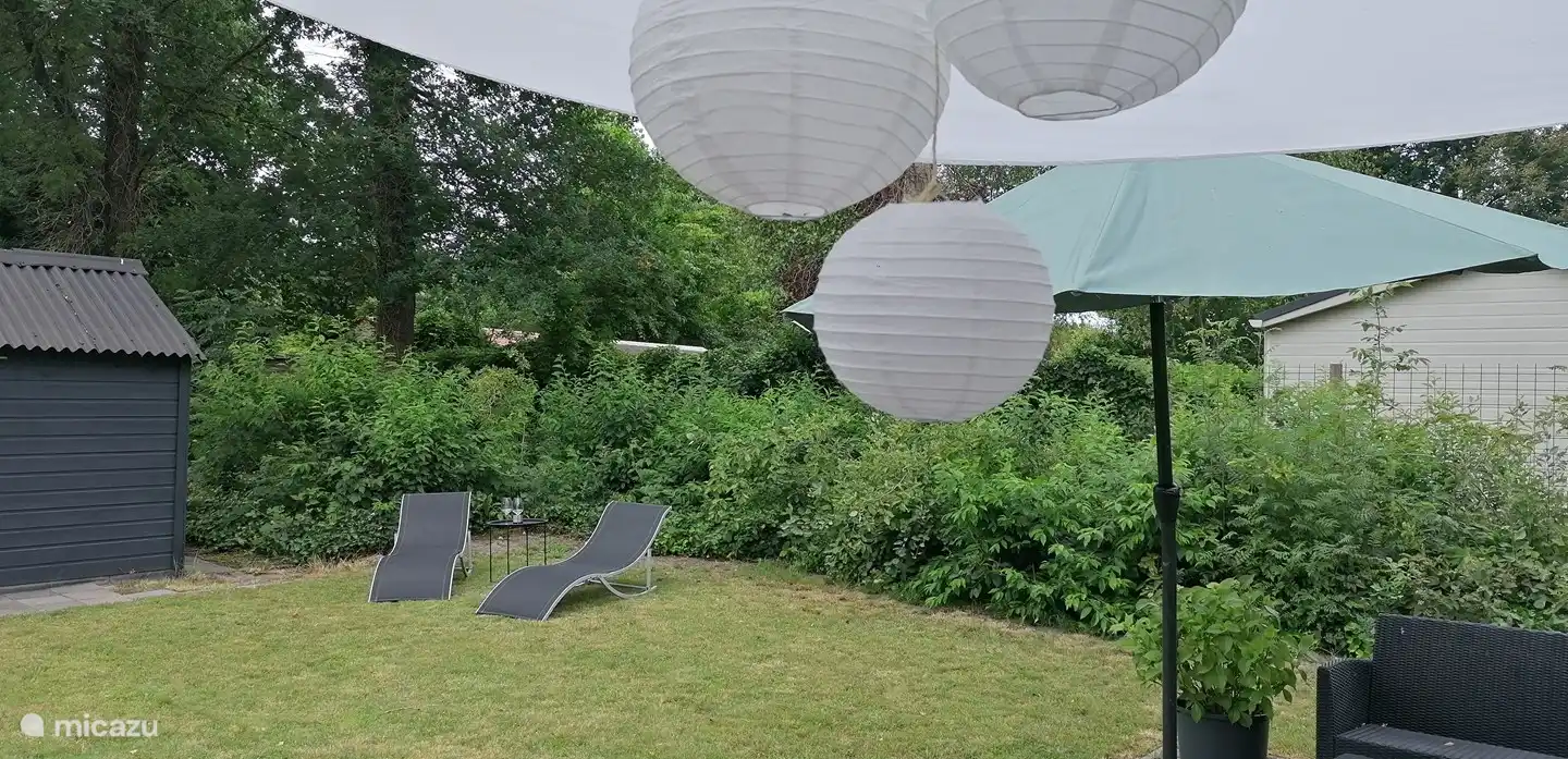 4 persoons Chalet de Berk, Rheezerveen. 2 aanwezige ligstoelen