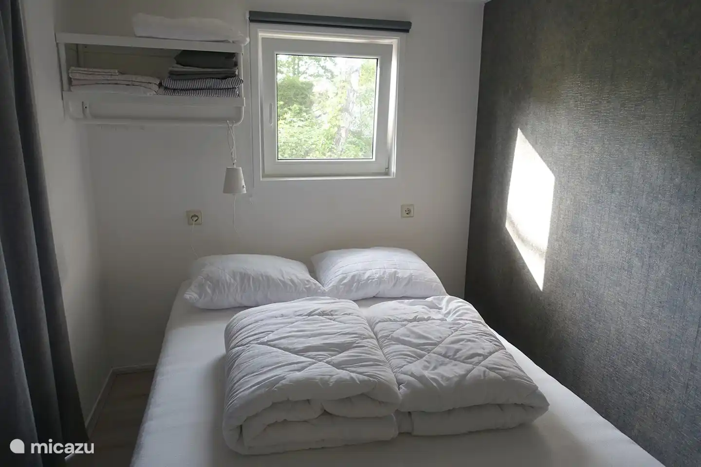 4 persoons Chalet de Berk, Rheezerveen. Ouderslaapkamer met 2 box bed 1.40x2.00 