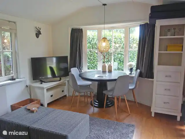 De Berk, Capfun Stoetenslagh en Países Bajos, Overijssel, Rheezerveen - chalet Chalet de Berk para 4 personas, Rheezerveen. Vista de TV y mesa de comedor. Hay buen wifi disponible.