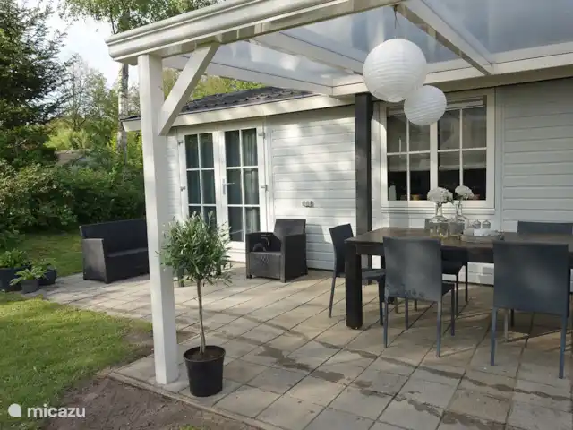 De Berk, Capfun Stoetenslagh en Países Bajos, Overijssel, Rheezerveen - chalet Chalet de Berk para 4 personas, Rheezerveen. Asiento lounge con cojines. Y mesa de comedor con 8 sillas