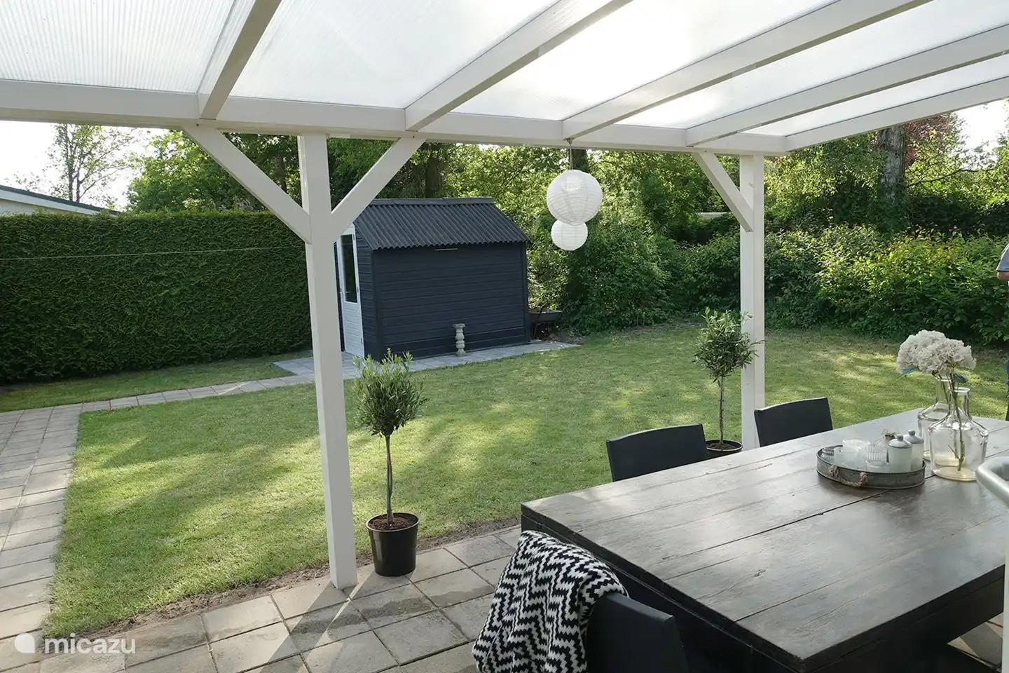 4 persoons Chalet de Berk, Rheezerveen. Tuinhuis waarin de wasmachine en droger en ligbedden 