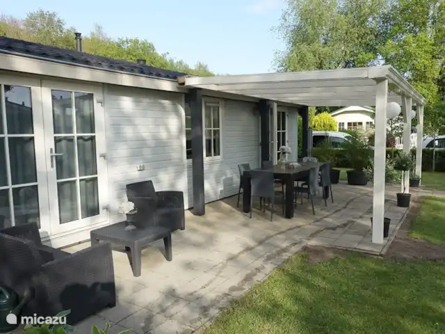 De Berk, Capfun Stoetenslagh en Países Bajos, Overijssel, Rheezerveen - chalet Chalet de Berk para 4 personas, Rheezerveen. A la izquierda, las puertas del patio del dormitorio principal