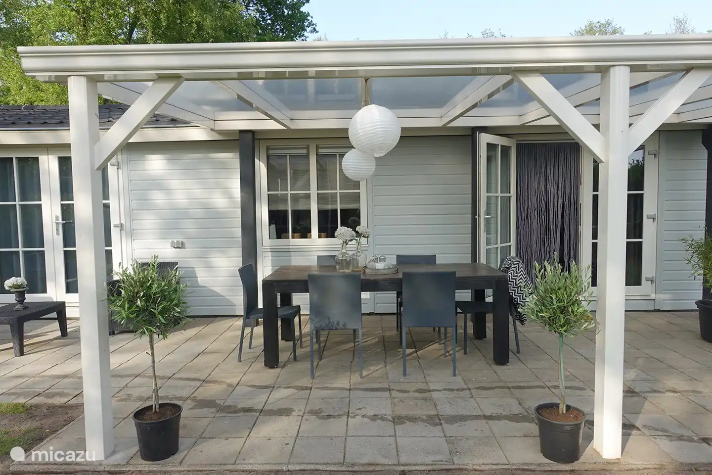 4 persoons Chalet de Berk, Rheezerveen. Rechts de openslaande deuren naar het terras, tevens toegang tot het chalet 