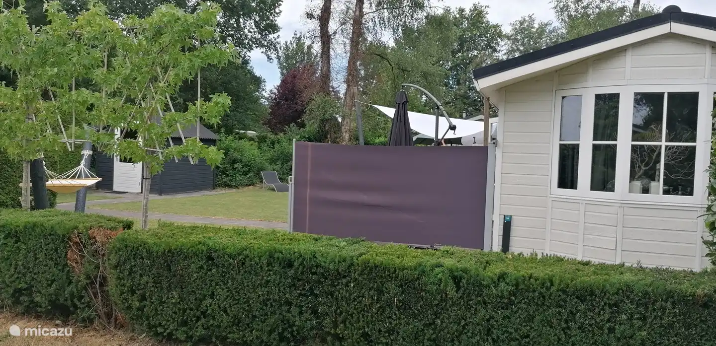 4 persoons Chalet de Berk, Rheezerveen. Uittrekscherm, voor meer privé.