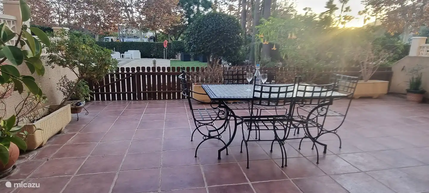 terrace of 45 m2 and the veranda with lounge set,