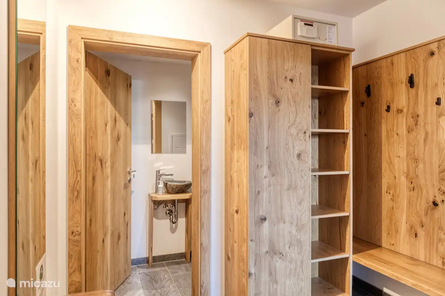 De hal met veel opbergruimte. 