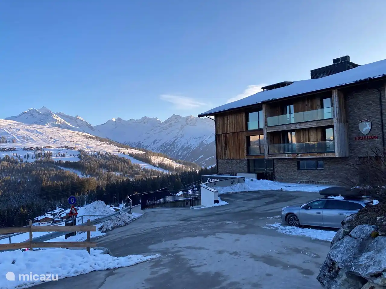 Het complex. Ons appartement zit aan de voorzijde, met de tuin op het zuiden gelegen. Prachtig uitzicht en heerlijk genieten van de zon.