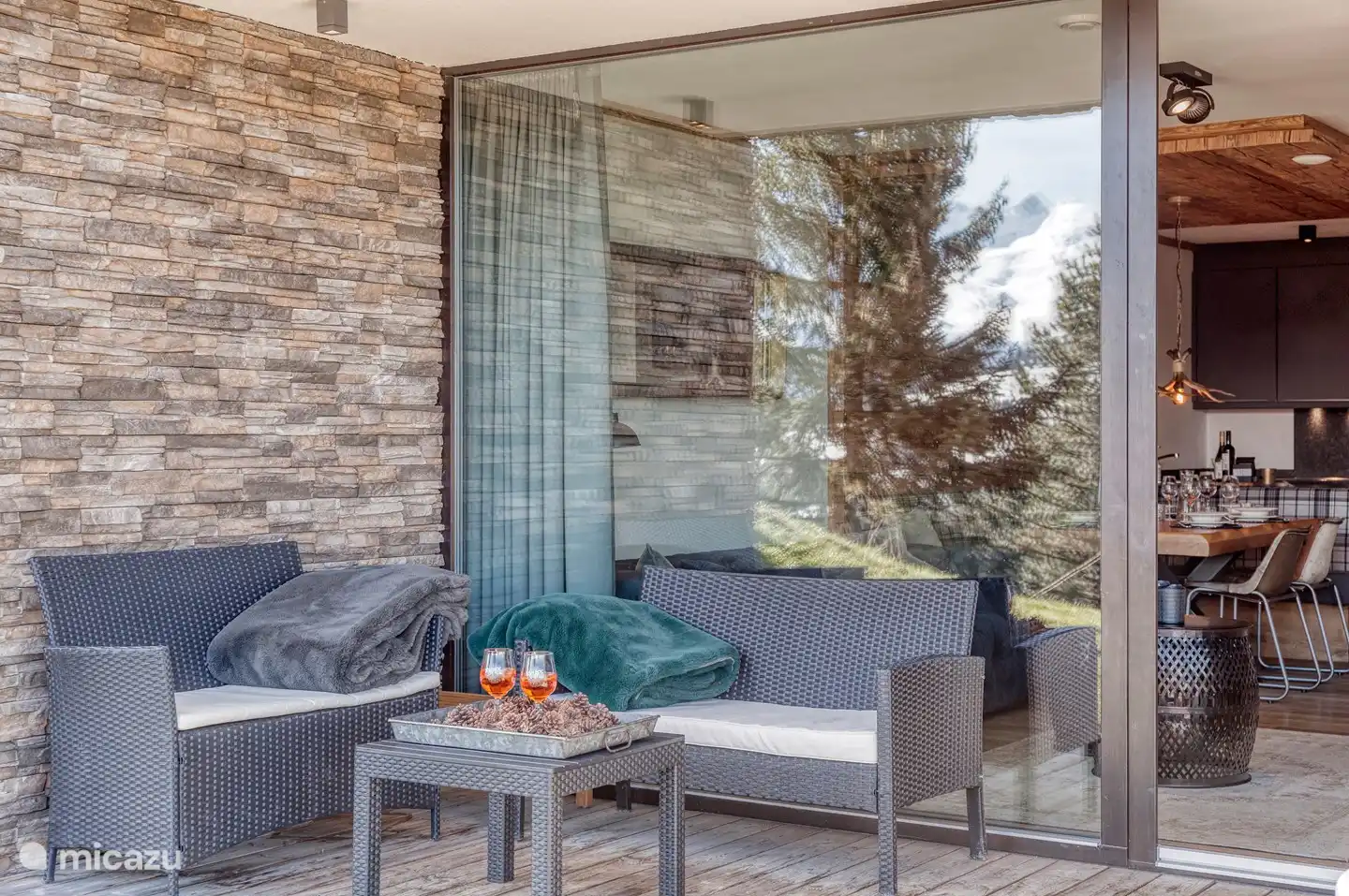 gezellig borrelen op terras.
