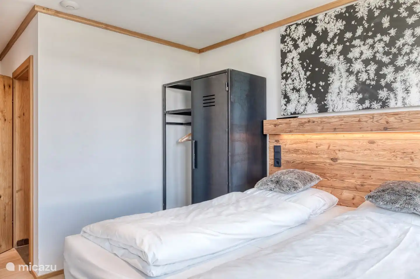 Slaapkamer 1 met een boxspring.