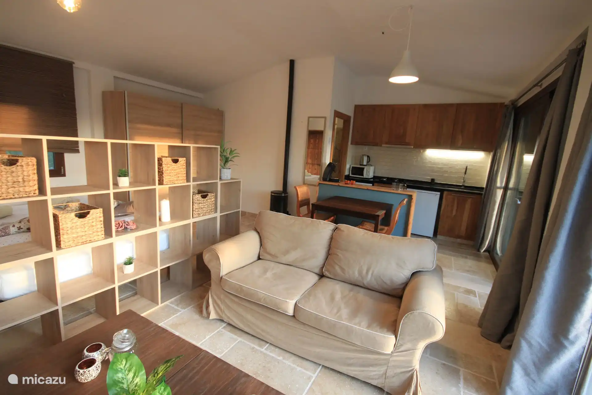 vue sur la cuisine. le studio est divisé en un seul espace de vie, où tout est à portée de main. Un gros avantage, car il n'y a pas d'escalier !