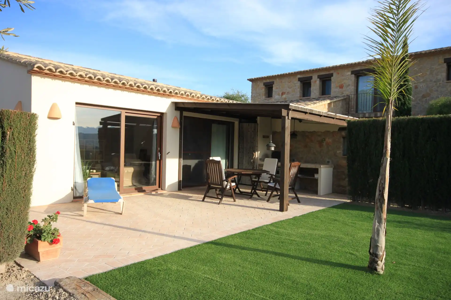 Le studio dispose d'une belle terrasse, une partie ouverte et l'autre couverte d'une belle pergola en bois.