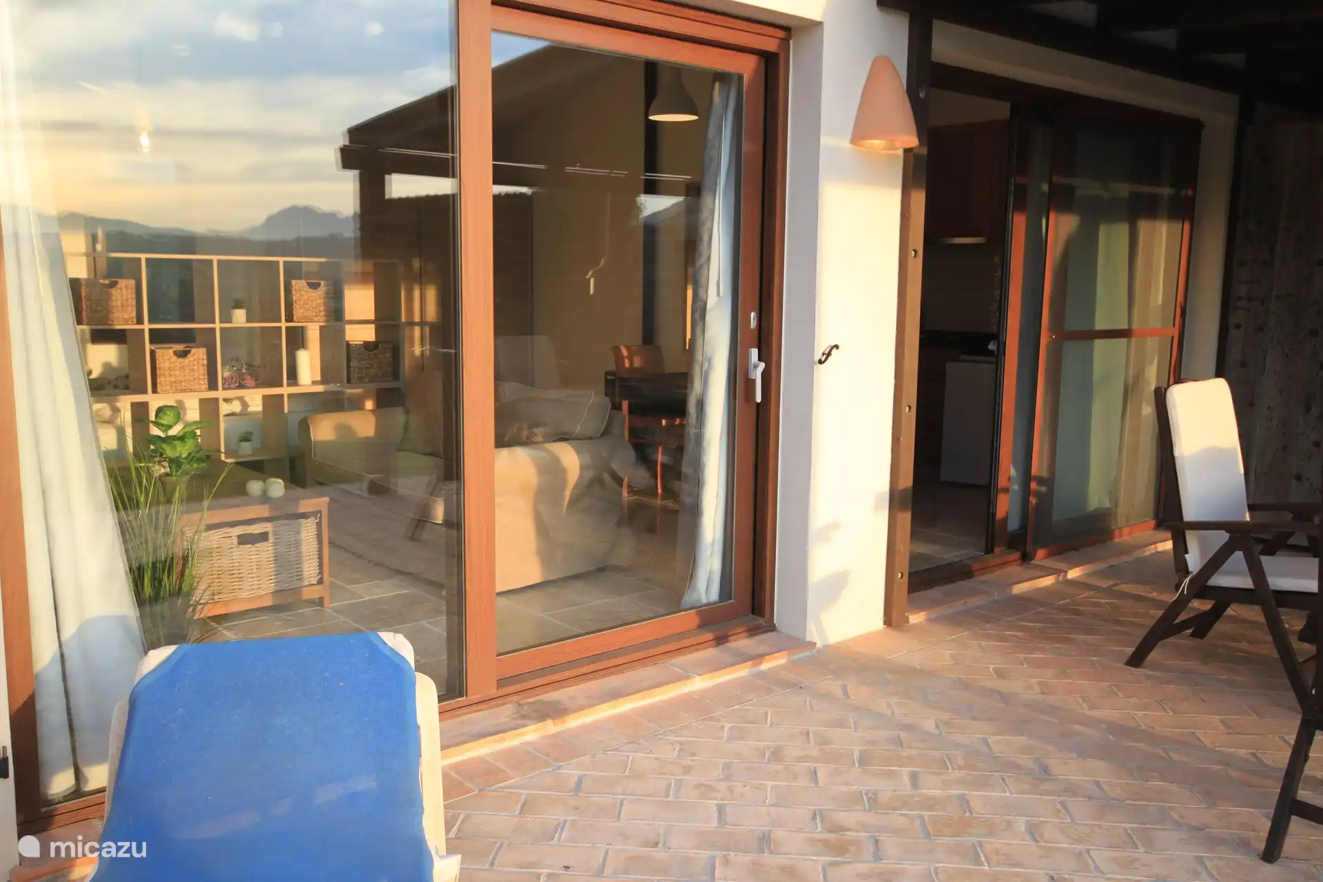 Le studio dispose de grandes portes coulissantes qui offrent un éclairage naturel et une sensation merveilleuse