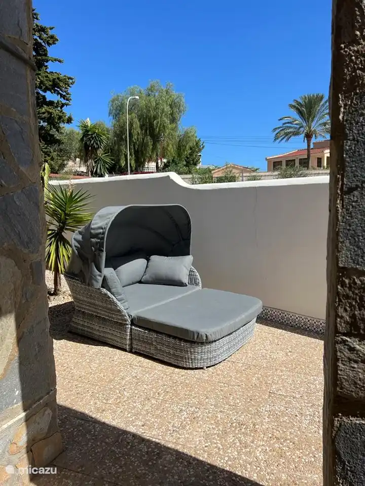 Auf der Suche nach Ruhe neben dem Haus in einem herrlich entspannenden Bett. Das ist Urlaub…