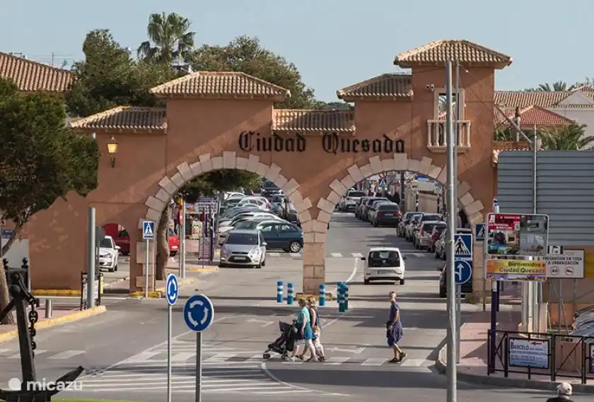 Zentrum Quesada mit netten Bars und Restaurants in 8 Minuten zu Fuß. Es gibt auch einen großen Supermarkt