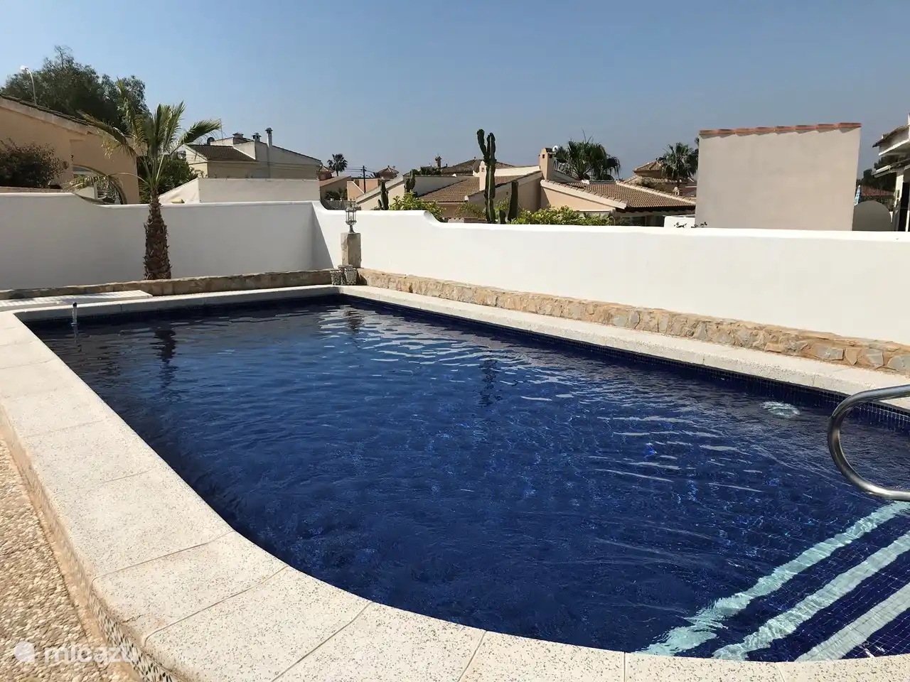 Großer Swimmingpool mit viel Platz für die 8 Sonnenliegen