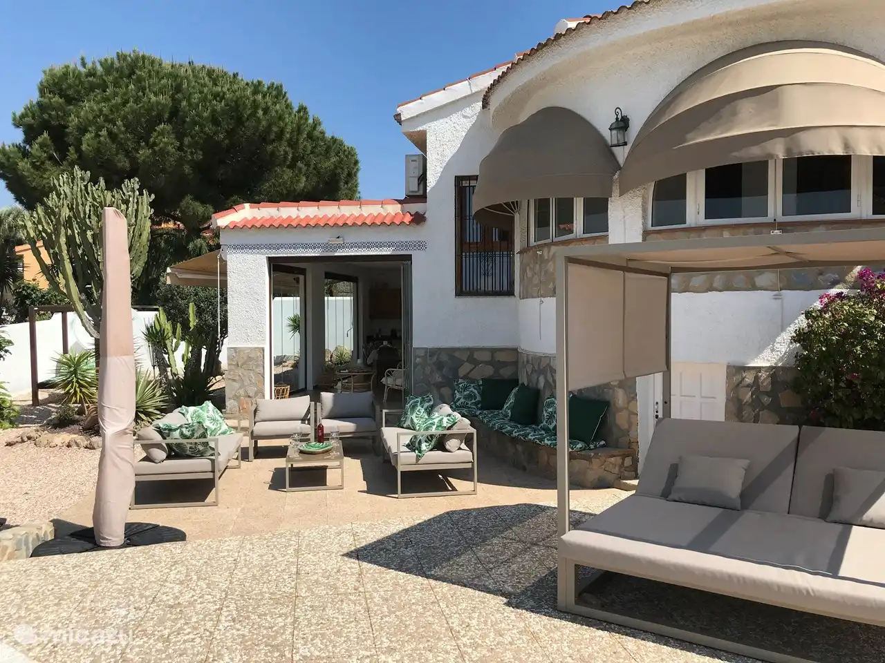 Alles, um die herrliche Sonne zu genießen. Auf dem großen Daybed lässt es sich herrlich entspannen.