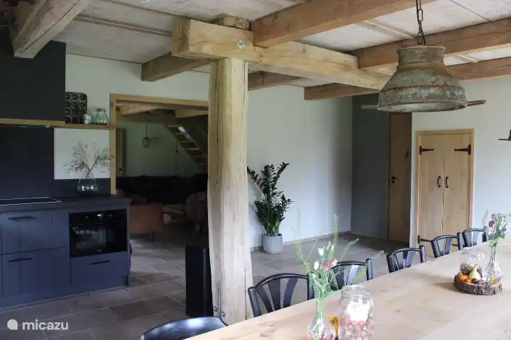 Küche mit Blick zum Wohnzimmer.