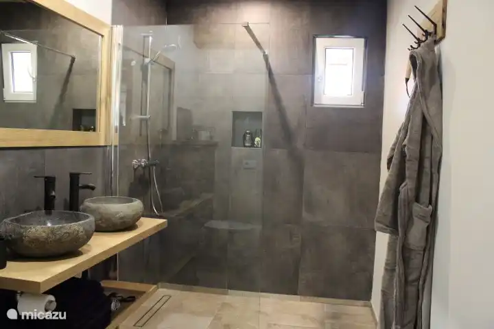 Eines von 3 Badezimmern.