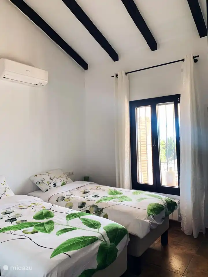 2 Einzelbetten 90 cm x 2 Meter