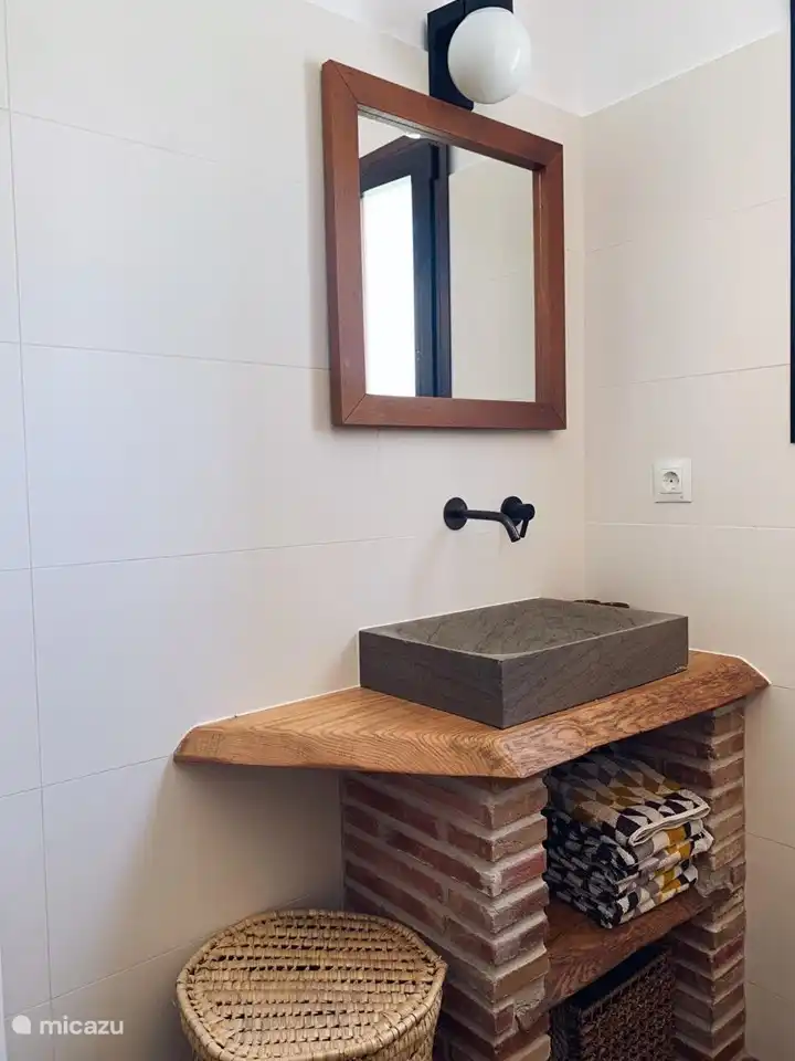 Waschbecken aus hartem Stein