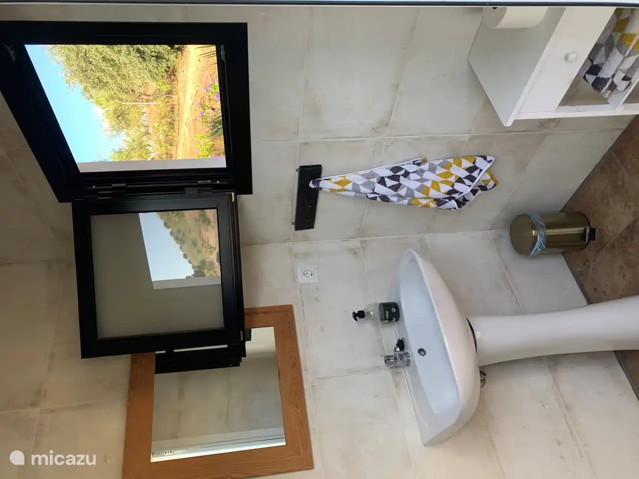 Badezimmerbereich im Freien.