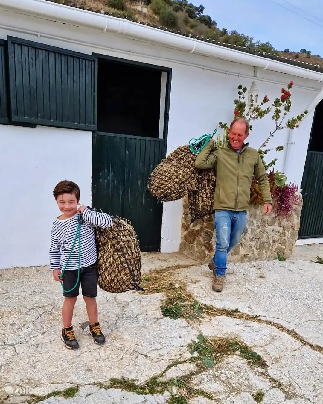 Helft mit, den Eseln Stroh zu geben