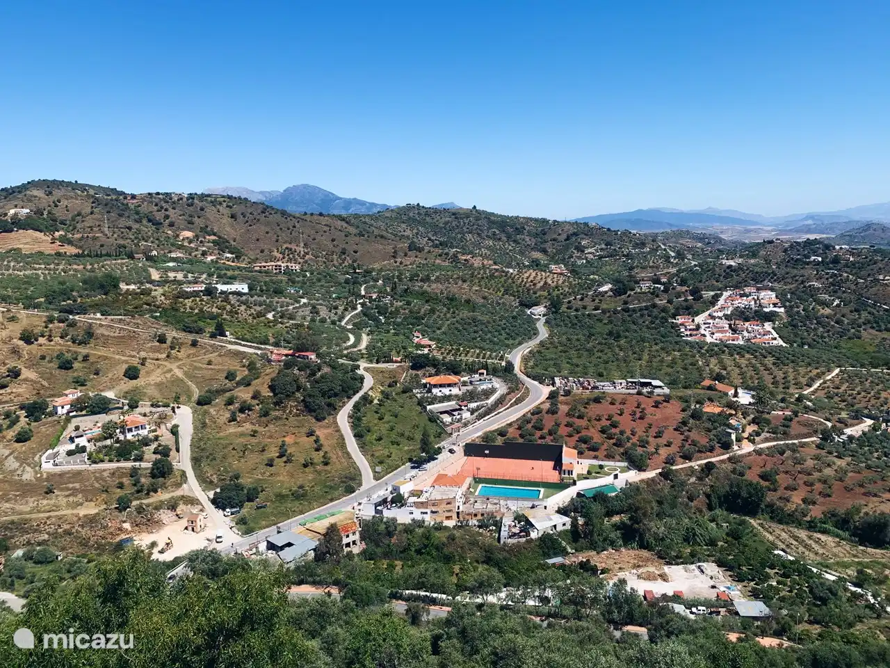 Von unserem Tor aus können Sie direkt in die Berge gehen und sogar Malaga sehen