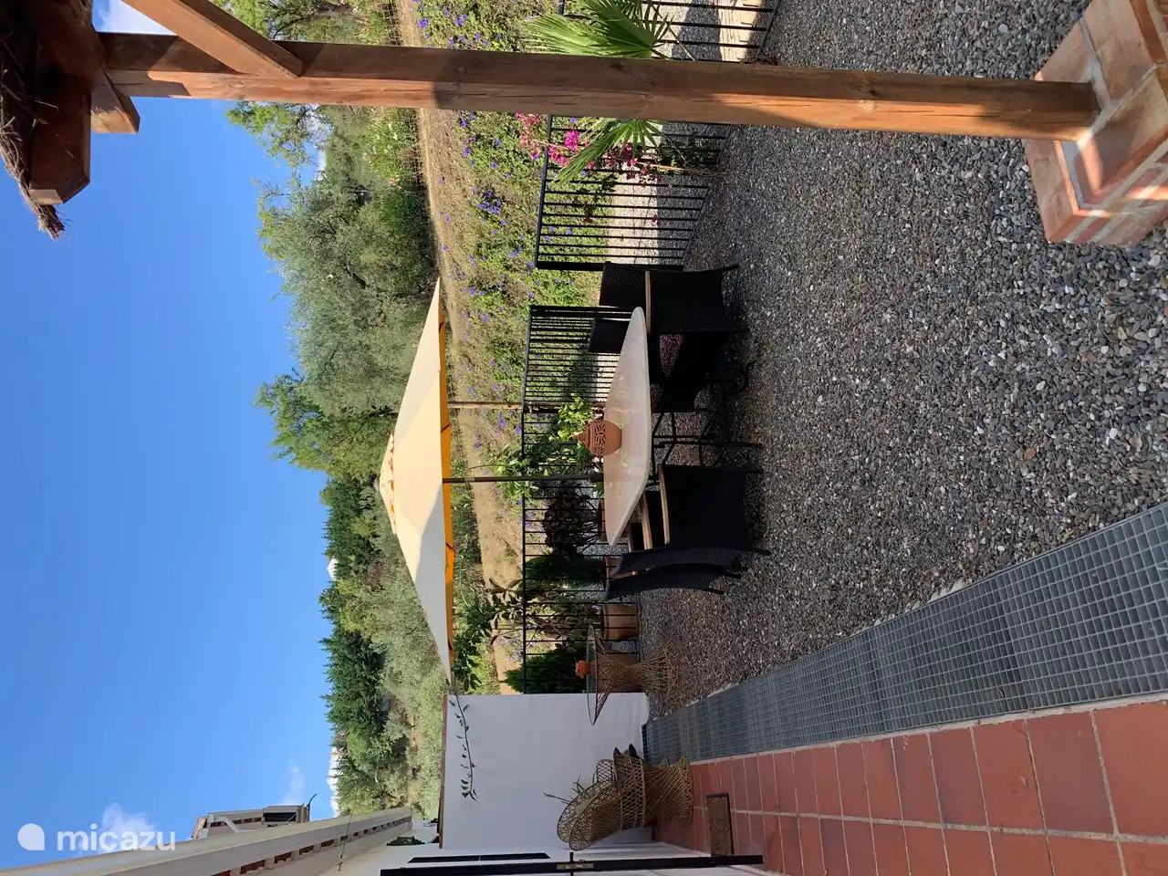 Schöner großer Tisch im Freien.