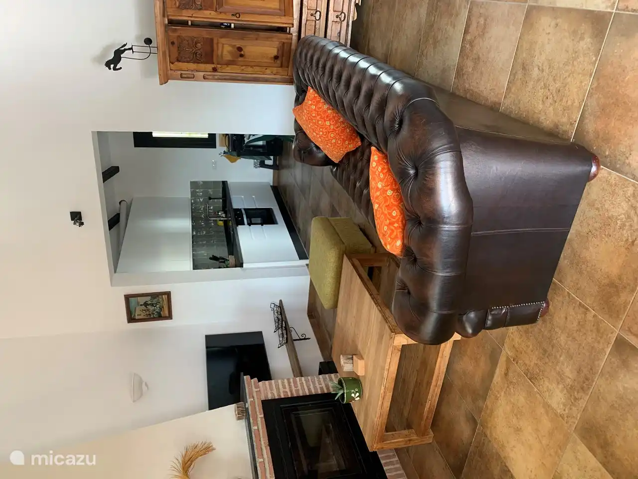 Gut sitzendes Sofa und Fernseher vorhanden