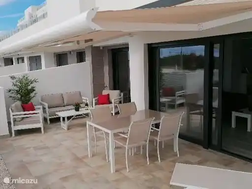 ceux qui veulent s'asseoir à l'ombre peuvent utiliser l'auvent