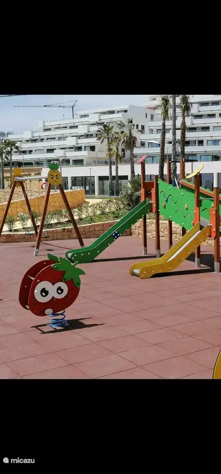 une aire de jeux pour les plus petits, il y a aussi deux terrains de padel pour les sportifs