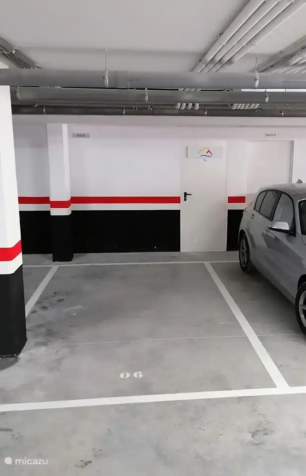 un stationnement intérieur numéro six