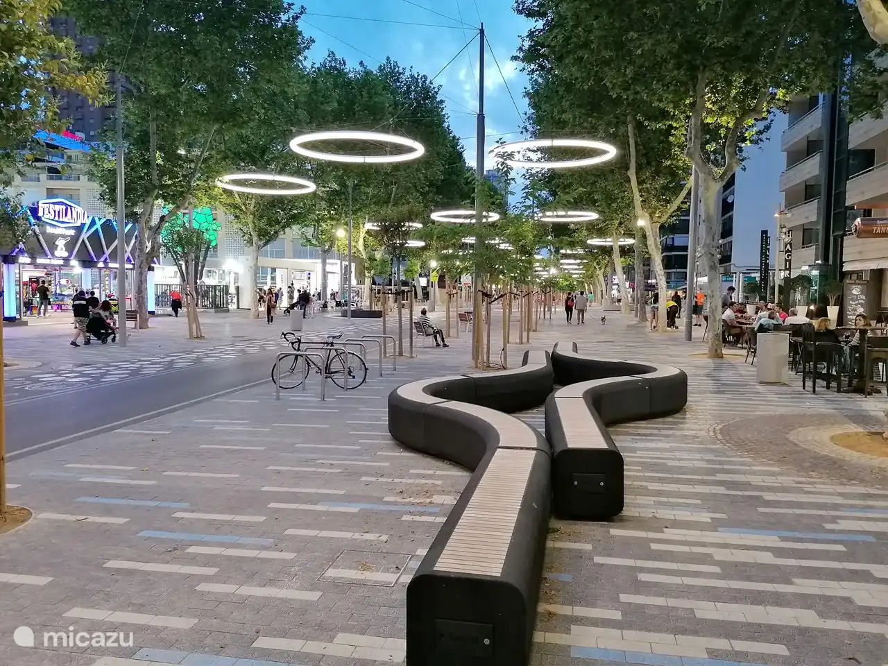 promenez-vous dans la partie ancienne rénovée de Benidorm, il y a aussi la promenade avec des terrasses confortables