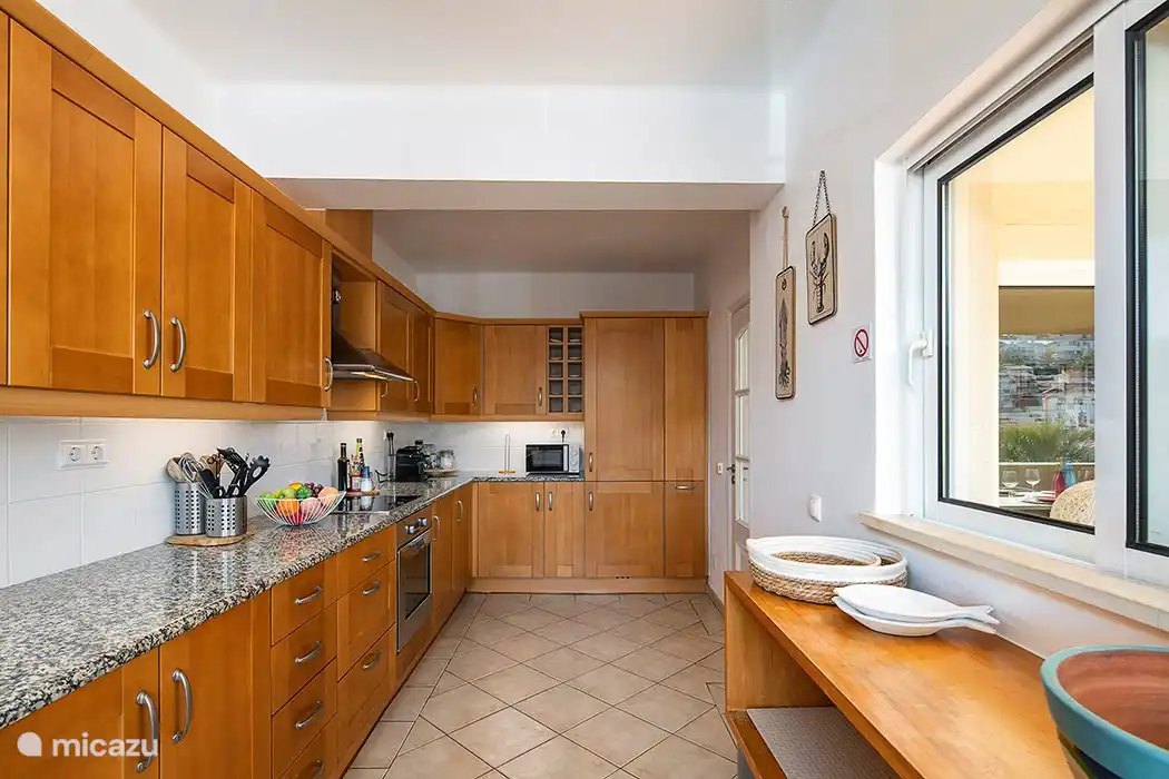 keuken is van alle gemakken voorzien