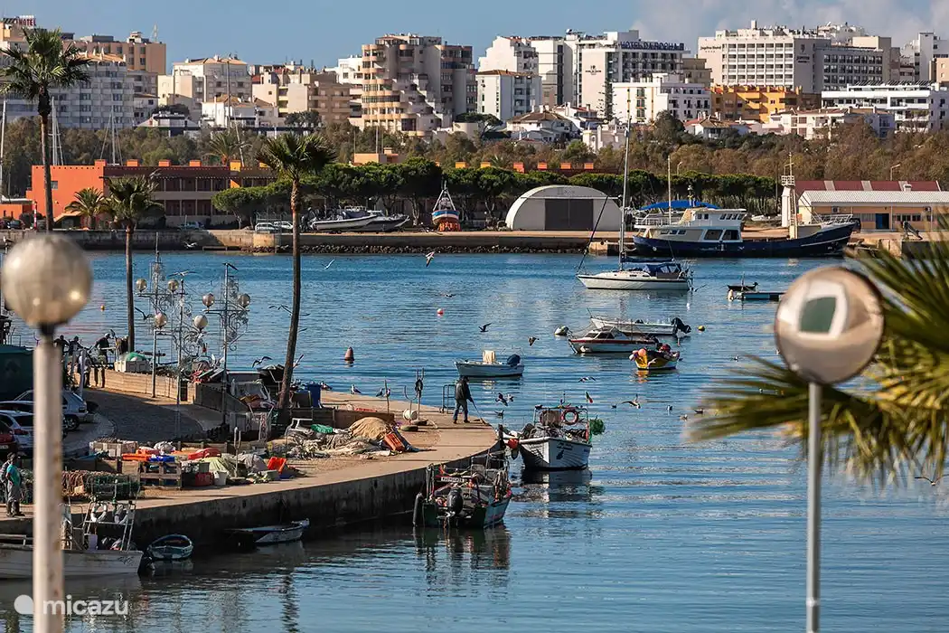 Ferragudo is een authentiek vissersdorp met gezellige restaurants en terrassjes
