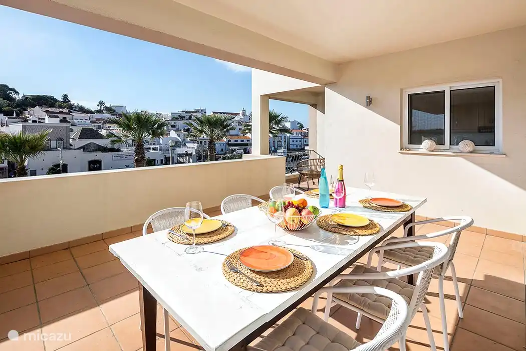 gezellig terras met uitzicht op Ferragudo