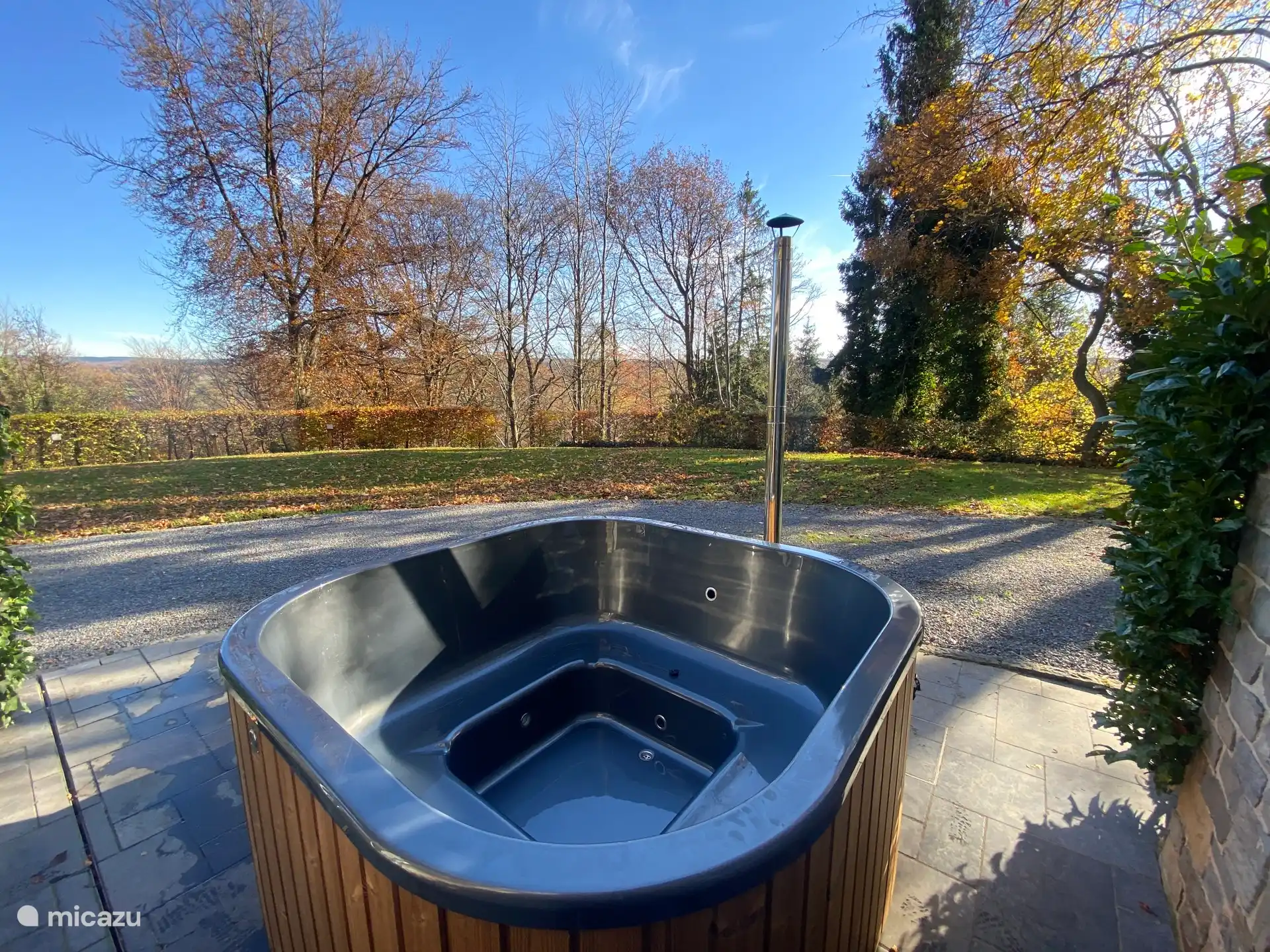 Whirlpool im Freien, entspannen Sie sich in völliger Privatsphäre