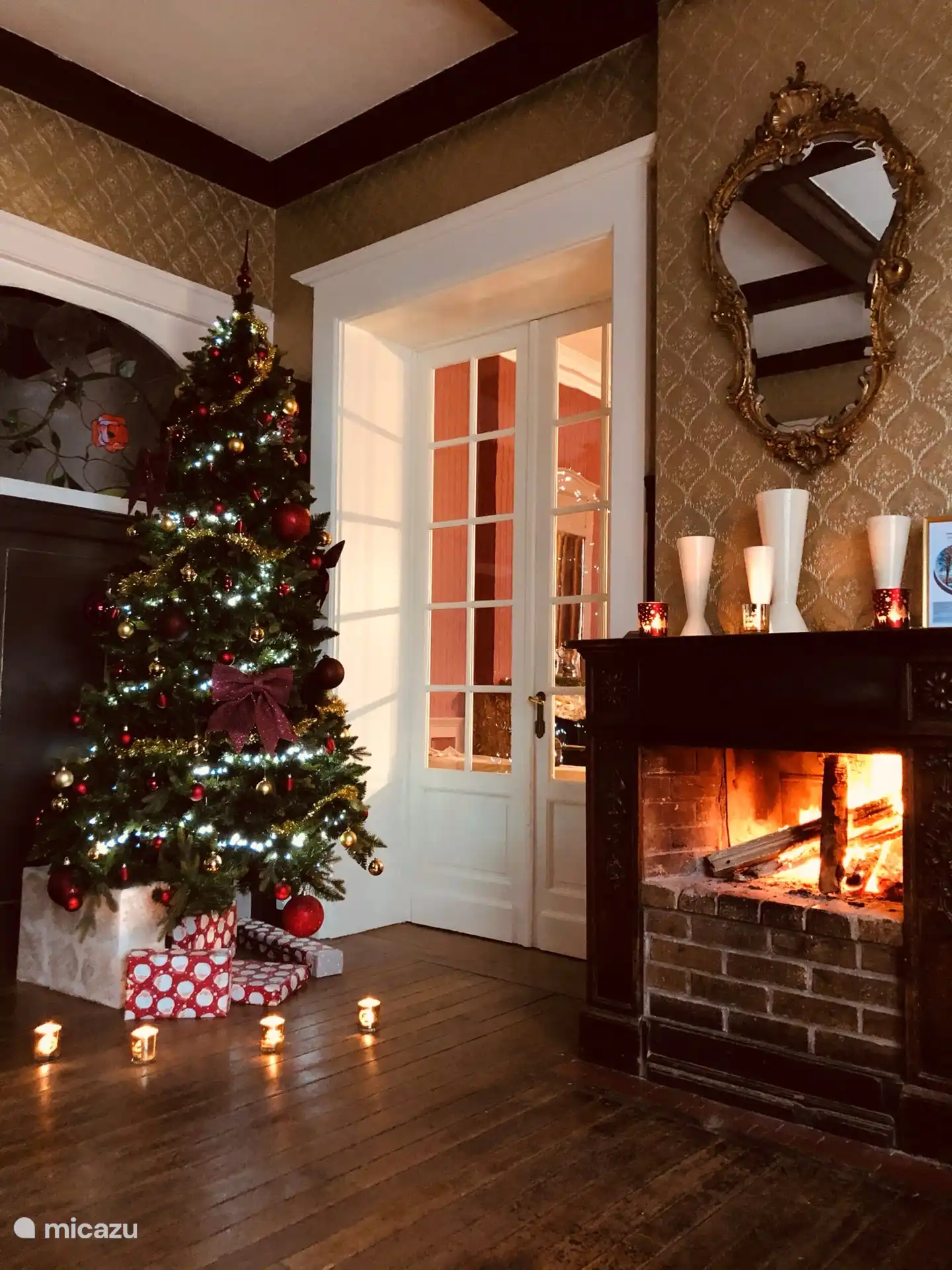 Gemütliche Lounge mit Kamin, weihnachtlich geschmückt.