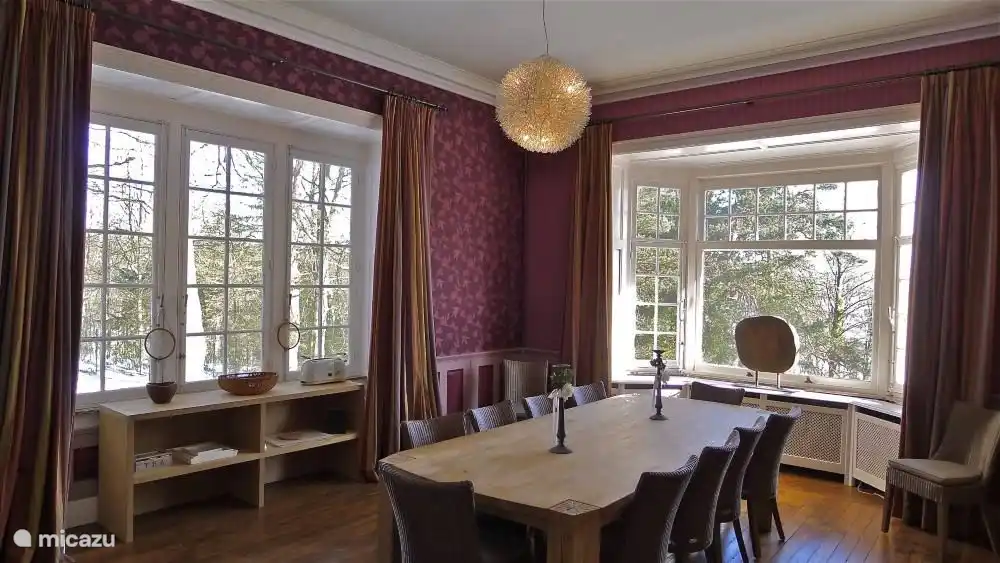 Zwei Speisesäle, mit allem, was Sie für ein großartiges Abendessen mit Ihren Freunden oder Ihrer Familie benötigen, am Salon und am Kamin oder an der Terrasse, je nach Neid des Augenblicks.