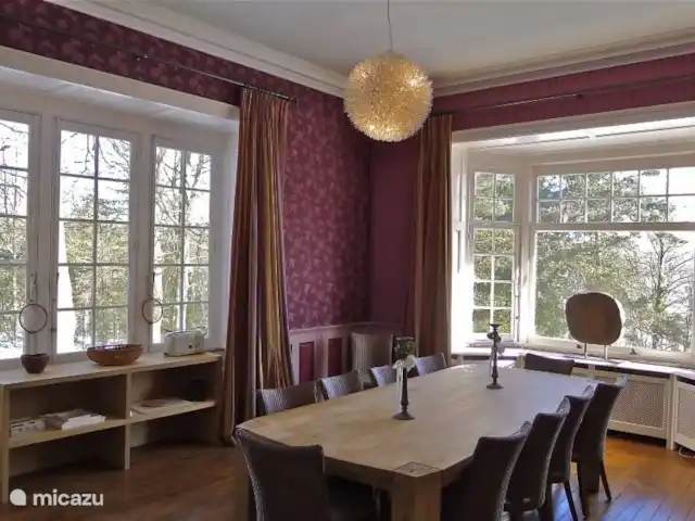Le Soyeureux huren in België, Ardennen, Spa - landhuis / kasteel Twee eetkamers, met alles wat nodig is voor een geweldig diner met vrienden of familie, bij de salon en de open haard of bij het terras, afhankelijk van de jaloezie van het moment.