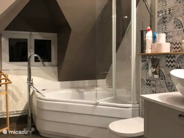 Le Soyeureux huren in België, Ardennen, Spa - landhuis / kasteel Gerenoveerde badkamer op de bovenste verdieping