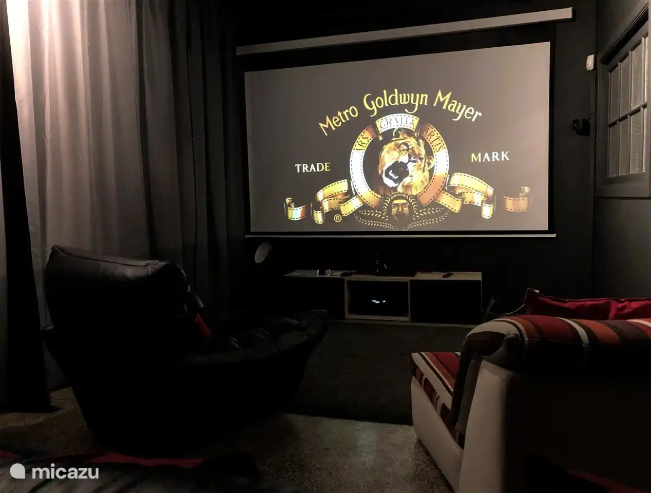 Großbild-Heimkinoraum für Popcorn-Sessions in der Familie für gemütliche und lustige Abende auch bei nicht so tollem Wetter