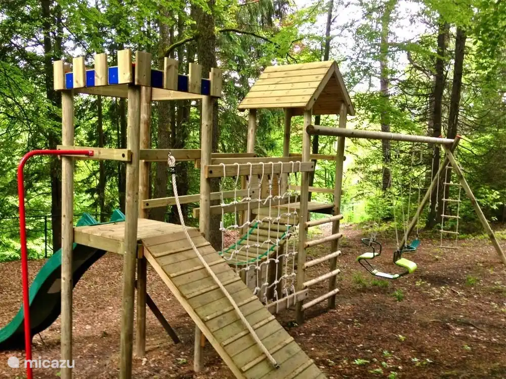 Spielplatz für die Kinder im Wald, innerhalb des komplett eingezäunten und gesicherten Privatparks. Was sonst noch für ein WE oder eine Woche voller Kinder- (und Eltern-)Abenteuer - unter Deiner Aufmerksamkeit