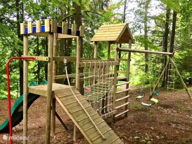 Le Soyeureux huren in België, Ardennen, Spa - landhuis / kasteel Speeltuin voor de kinderen in het bos, op het volledig omheinde en beveiligde privépark. Wat anders voor een WE of een week vol avonturen voor kinderen (en ouders) - onder uw aandacht